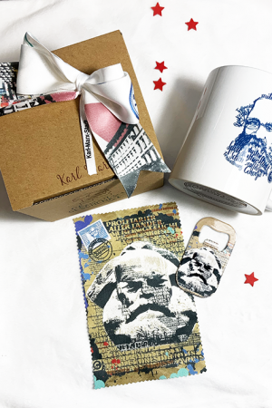 Preview: Geschenkset - Karl Marx, schön verpackt, Tasse, Tuch, Flaschenöffner Preview: Geschenkset mit handbedruckter Schleife