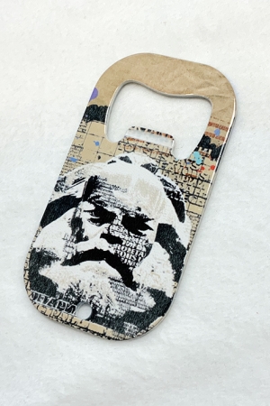 Preview: Geschenkset - Karl Marx, schön verpackt, Tasse, Tuch, Flaschenöffner Preview: Flaschenöffner mit Karl Marx auf der Vorderseite