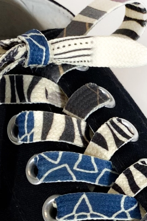 Schuhe mit Schnürsenkel Nahaufnahme