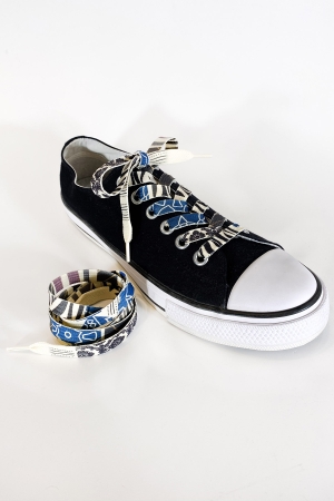 Schuh und einzelner Schnürsenkel
