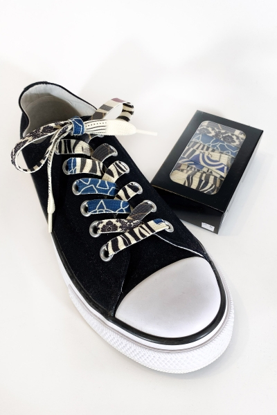 Schuhe mit Schnürsenkel in Box