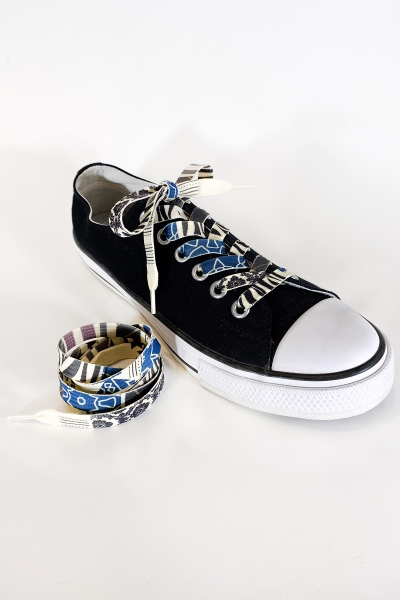 Schuh und einzelner Schnürsenkel