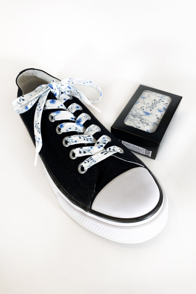 Schuhe mit Schnürsenkel in Box