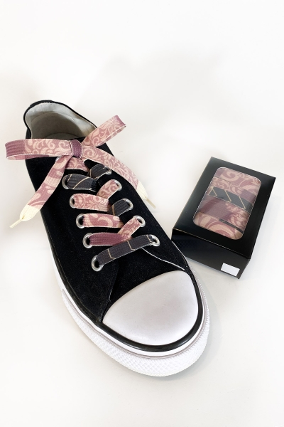 Schuhe mit Schnürsenkel in Box