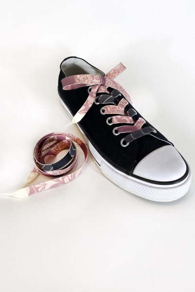 Schuh und einzelner Schnürsenkel