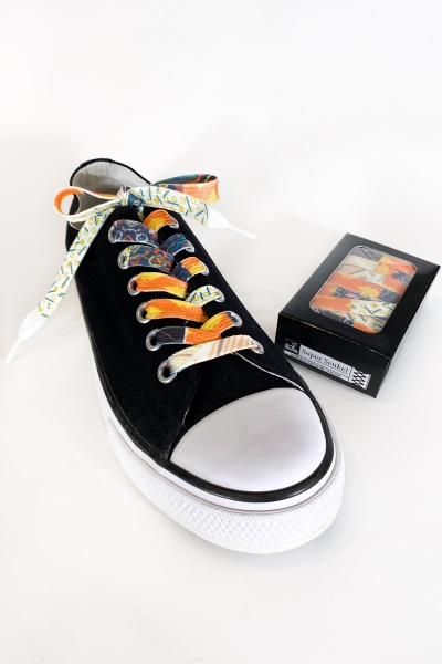 Schuhe mit Schnürsenkel in Box