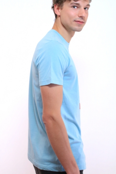 Blaues Männershirt