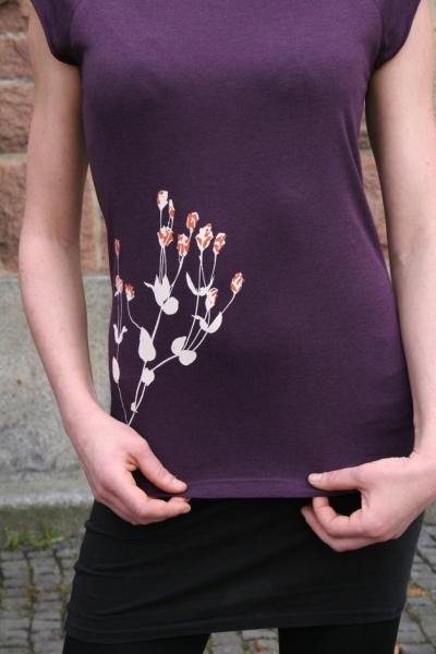 Lisianthus als zweifarbiger Siebdruck auf aubergine-farbenem Shirt
