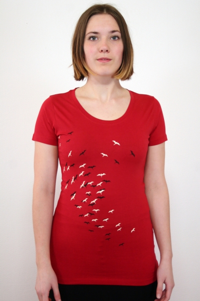 rotes Shirt mit Vogelschwarm
