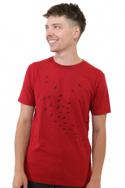 rotes T-Shirt mit schwarzem Vogelschwarmmotiv