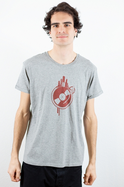 graues Männershirt mit Weltscheibe