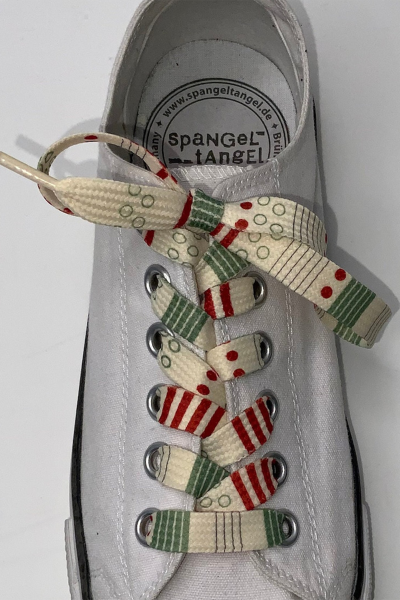 buntes Schuh-Accessoire mit verschiedenen Mustern