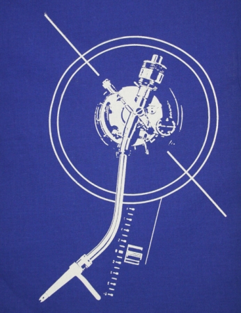 Plattenspieler auf blauem Baumwollstoff